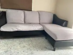 グレーと黒のL字型ソファ
