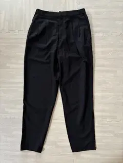 UNIQLO 黒 タックテーパードパンツ M