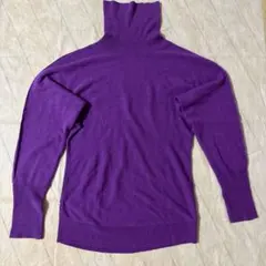 コムサ　パープルのタートルネックセーター