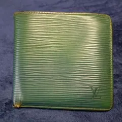 ルイヴィトンエピ　緑色　折りたたみ財布　コイン入れあり　札入れありカード入れあり