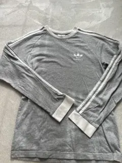 adidas グレー 長袖Tシャツ