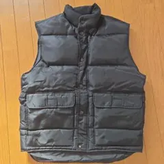 黒のダウンベスト