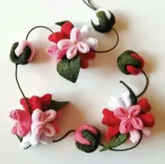 ハンドメイド　縮緬細工　つるし飾り　花の吊るし飾り　春の吊るし飾り　赤い花