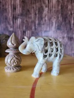 クリーム色の象の石彫刻 2つセットで