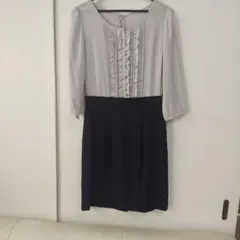 アンタイトル　フリル付き長袖膝丈ワンピース グレー・ネイビー