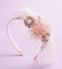 ピンクフラワーとフェザーのエレガントカチューシャ パール装飾付き