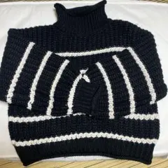 黒と白のストライプ タートルネックニット
