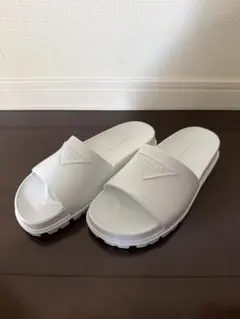 新品 未使用 PRADA ラバーサンダル 白 箱付のサムネイル