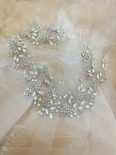 ウェディングヘッドドレス 花と葉のモチーフ