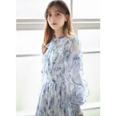 tocco リボン付ラッフルフリルフラワープリントシャーリングプリーツワンピース