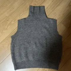 グレー ニットベスト タートルネック
