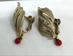 10231 ヴィンテージ天然赤珊瑚ビーズ付きのリーフデザインのイヤリング