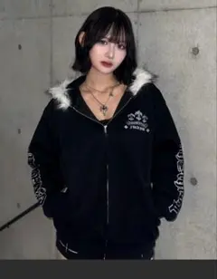 ファー付き AmiligeラインストーンZIPパーカー/アミリージュ - メルカリ
