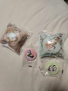 くら寿司 モフサンドクッションチャーム2種類 カンバッチ2個セット　サーモンえび