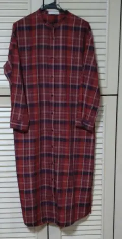 シューラルー　シャツワンピースロング丈　赤色系チェック柄　ワールド