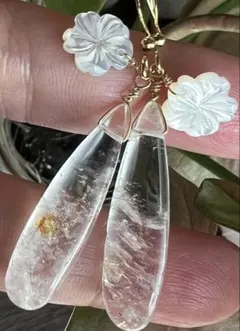 マザーオブパール　フラワーカービング　ナチュラルヒマラヤ水晶　14kgf ピアス