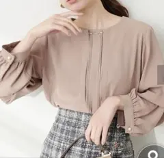natural couture ゴールドバー付き袖くしゅ2WAYブラウスのサムネイル