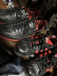 黒/赤 ストライプスニーカー