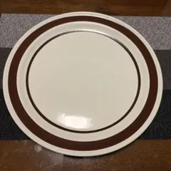 クリーム色の陶器製プレート 大皿 平皿