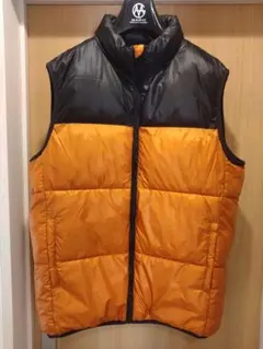 オレンジと黒のダウンベスト