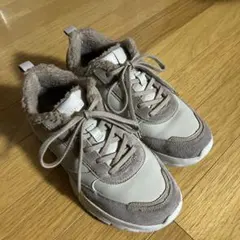 ファー付きベージュスニーカー