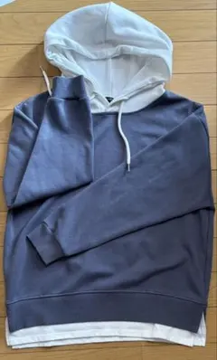 グレーとホワイトのフード付きパーカー150