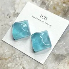 No. 038 波底(みなそこ)シーグラス　レジン ピアス　ハンドメイド