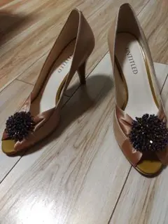 UNTITLED パンプス ベージュ ビジュー付き 23cmのサムネイル