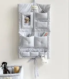 スリコ　スリーコインズ　3coins モコモコウォールポケット　もこもこ　ブルー