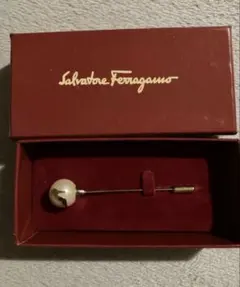 Salvatore Ferragamo パールピンブローチ