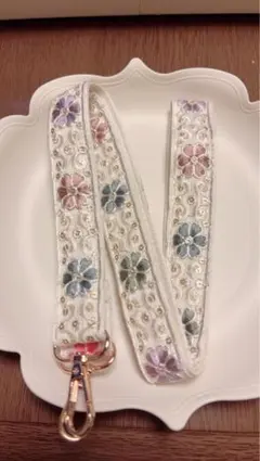 インド刺繍リボン　ホワイト　白　スマホショルダーストラップ　ハンドメイド