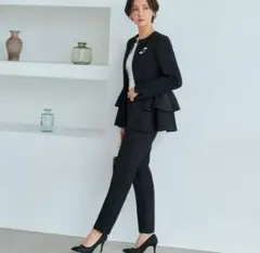 RUIRUE BOUTIQUE ノーカラーフリルペプラムスリムパンツスーツ