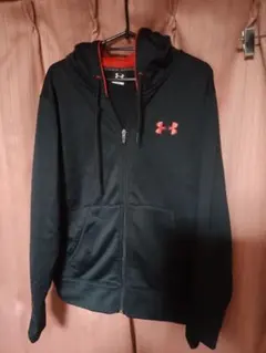 Under Armour ブラック/レッド 超デカロゴジップアップフーディ SM