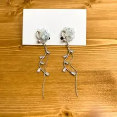 【1度のみ使用】花形ビジュー付き　ロングイヤリング