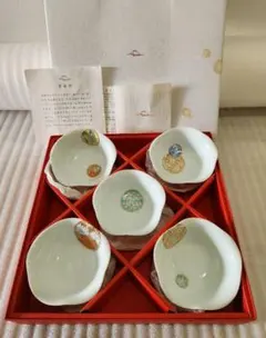 【未使用】 深川製磁 宮内庁御用達 百年庵 小皿揃5枚セット 宮内庁御用達 深川製磁 寿赤絵 小皿揃 5個組 - メルカリ