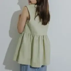《HEYUMM ヘユム》フリルペプラムジレ ベスト カーキのサムネイル