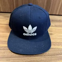 adidas ネイビー スナップバックキャップ