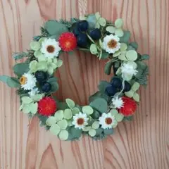 ドライフラワー 赤と白の花とベリー風リースのサムネイル