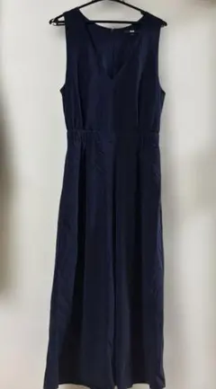 ノースリーブのVネックオールインワン サロペット （紺色）