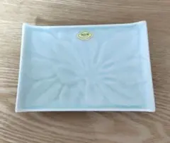 【週末お値下げ】淡い青色　 花模様 長方形皿 中サイズ