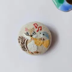 刺繍ブローチ　トランペットを吹くりす　ハンドメイド