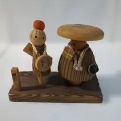 伝統的な日本の木製こけし 二体