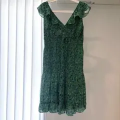 花柄フリル付き緑色ワンピース