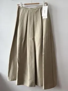 《新品タグ付き》ミラオーウェン タックボリュームマットサテンフレアロングスカート