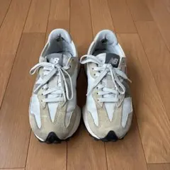 New Balance 327 ホワイト ベージュ スニーカーのサムネイル