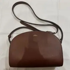 A.P.C. ブラウンレザー ショルダーバッグ ハーフムーン