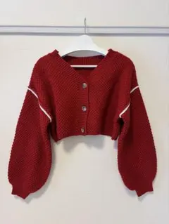 赤いクロップドニットカーディガン