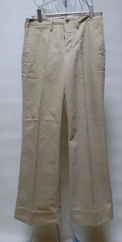 ベージュ チノパン