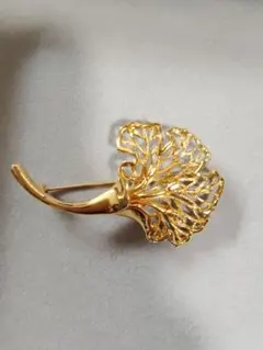 花モチーフ　ブローチ　BALMAIN　バルマン