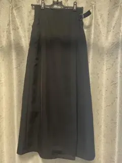 スリット入りロングスカート